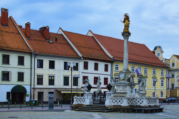 风景如画的清晨城市景观，鼠疫柱对着古老的彩色建筑。马里博尔的Rotovz市政厅广场。旅游及旅游概念图片下载