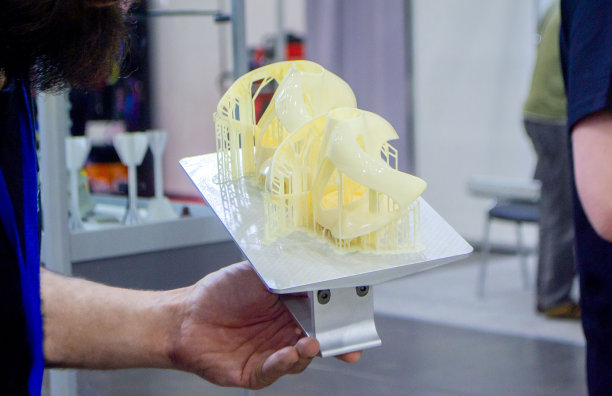 3D打印机上打印的模型特写。物体打印在光聚合物sla 3D图片下载