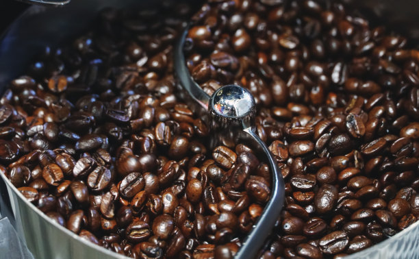 咖啡豆在烘焙机里。香味浓郁的咖啡豆是经烘焙而成，热香咖啡又有机新鲜，焙烤咖啡业熟制而成。图片下载