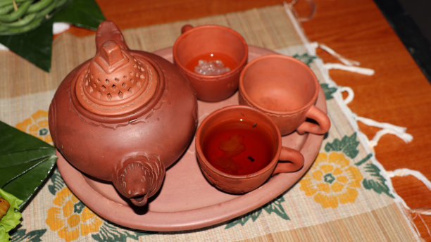 茶的概念与绿茶的杯子和茶壶图片下载