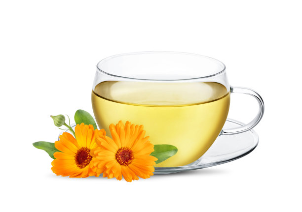 玻璃杯草药茶与金盏花金盏花隔离在白色背景。图片下载