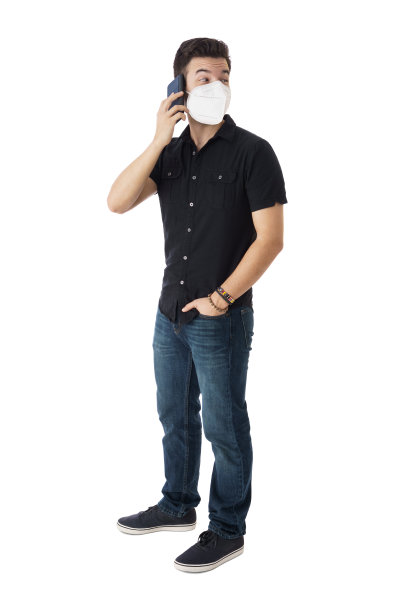 戴口罩的年轻人使用手机图片下载
