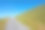 狭窄的柏油路通往陡峭的草山。图片下载