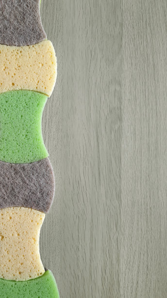 符合人体工程学的厨房海绵木制背景。垂直的照片。图片下载