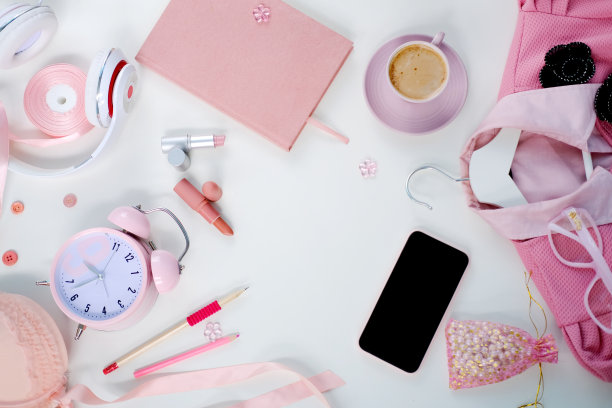 女性时尚配饰，空白屏智能手机，迷人的粉色套装，平铺，复制背景，女性服饰，闹钟，口红，咖啡杯，早安概念，女性生活图片下载