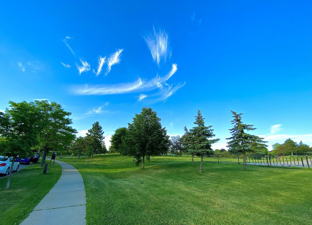 美丽的黄昏黄昏卷云卷云黄昏蓝天自然的笔触-底部视图宽泛香背景图片下载