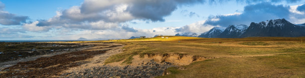 在冰岛西部高地，斯奈费尔斯半岛，斯奈费尔斯雪山国家公园的汽车旅行期间的看法。壮观的火山苔原景观，山脉，火山口，岩石海岸。图片下载