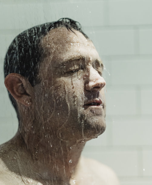 中年健康男子淋湿，洗澡或洗澡图片下载