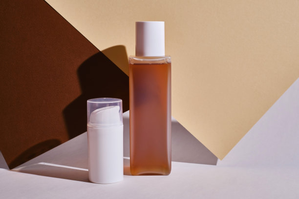 装面霜，洗发水，洗漱用品，水疗用品的容器。没有商标的白色和塑料瓶。装有化妆品分配器的瓶子。护肤美容理念。模型样式，复制空间图片下载