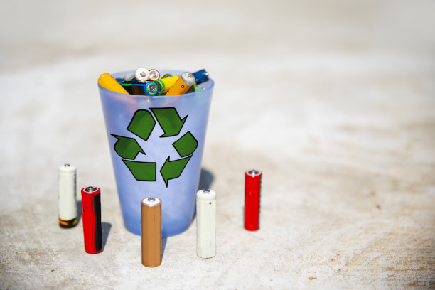 装有废旧电池的回收箱——概念图片下载