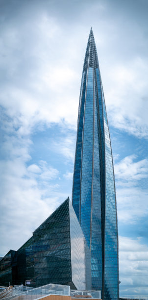 现代写字楼近景与蓝天，摩天楼外立面图片下载