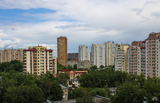 莫斯科地区的罗伊托夫市，有高大的现代住宅图片下载