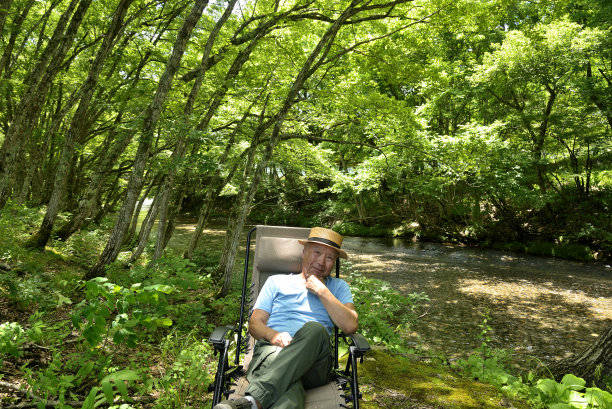 享受独自露营的老人图片下载