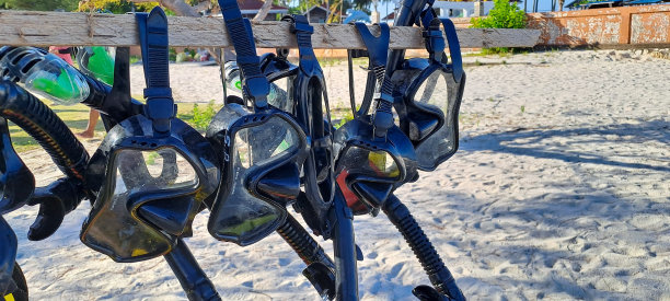 在海滩上为游客提供的商店或服务中悬挂的租赁浮潜图片下载