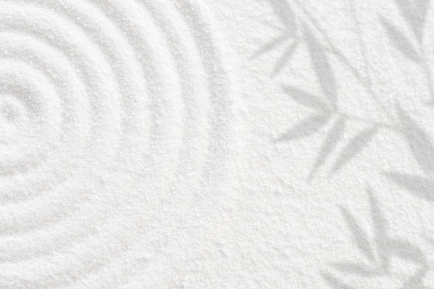 日本禅宗花园白色的沙面以竹叶阴影为圆形，沙的纹理以棕榈叶阴影为精神图案，和谐，冥想，禅宗般的概念图片下载