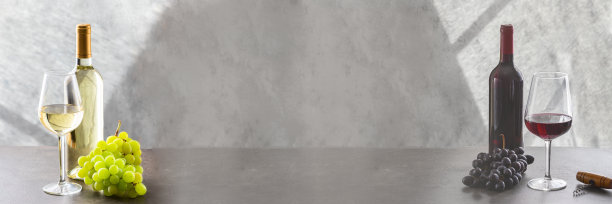 红色和白色酒瓶葡萄枝在灰色混凝土背景与阴影。WEB横幅复制空间图片下载