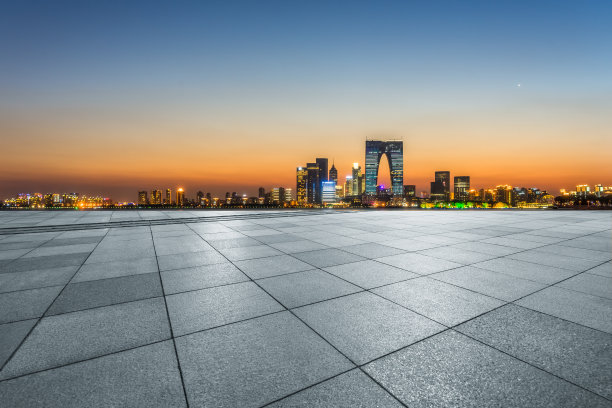 黄昏时的全景天际线和空旷的广场楼图片下载