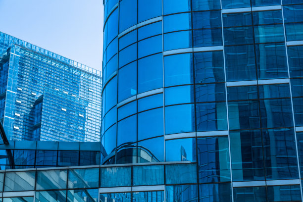 蓝天映衬下的现代办公楼图片下载