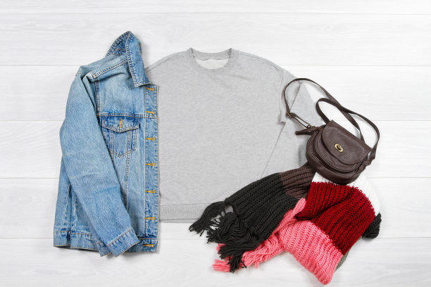 接近灰色空白模板运动衫连帽衫与复制空间。顶视图模型套头衫在白色木制背景。休闲的衣服。平铺模板牛仔裤衣服。图片下载