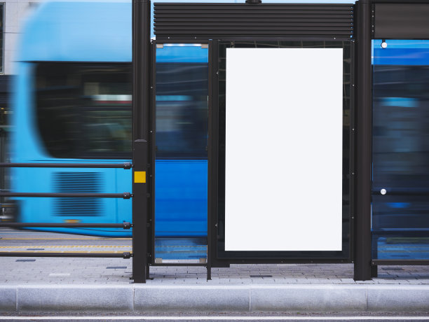 空白白色模拟广告牌媒体广告公交车站城市街道图片下载