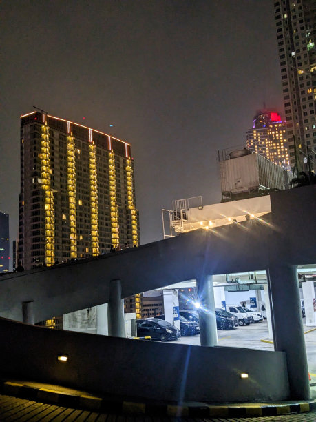 高层建筑和停车场的视野图片下载