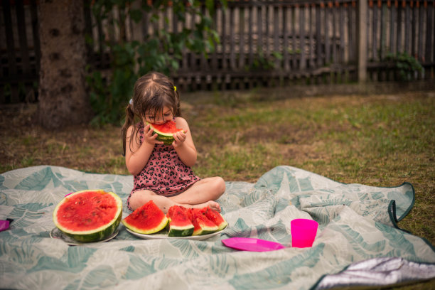 咬上一大口西瓜。图片下载