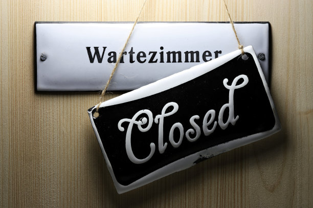 一名德国医生办公室(关闭的)候诊室门上的珐琅标志图片下载