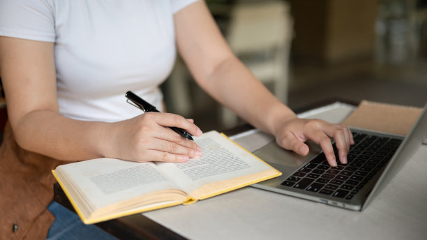 一名女性自由职业者或大学生在咖啡店远程工作的图片。图片下载