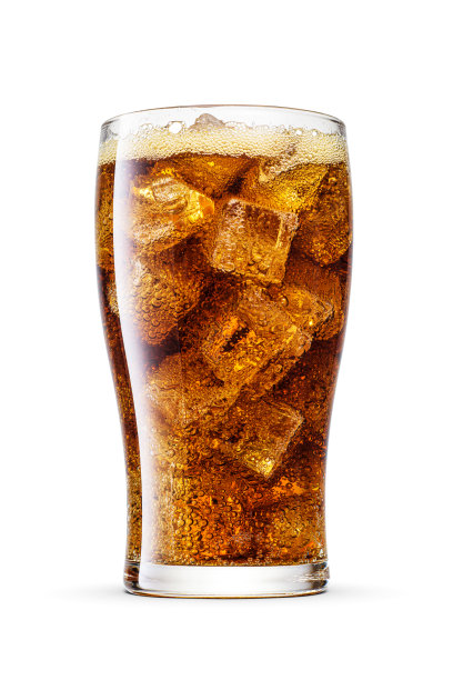 可乐软饮料在透明郁金香玻璃与冰块隔离在白色。图片下载