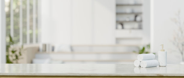 复制空间在一个白色的桌面与模糊的白色优雅的浴室背景。图片下载