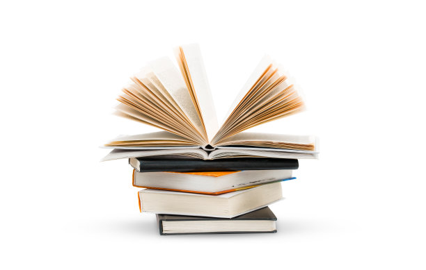 新旧图书单独堆放在白色背景上，形成剪贴路径。图片下载