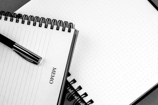 桌上有螺旋笔记本和笔。购物清单。复制文本的空间和位置。图片下载