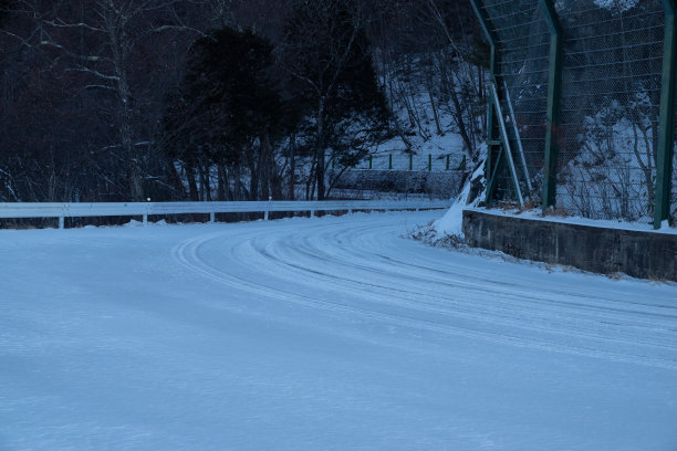 积雪覆盖的道路图片下载
