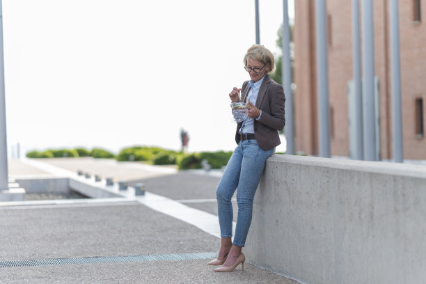 成熟的女商人在午休图片下载
