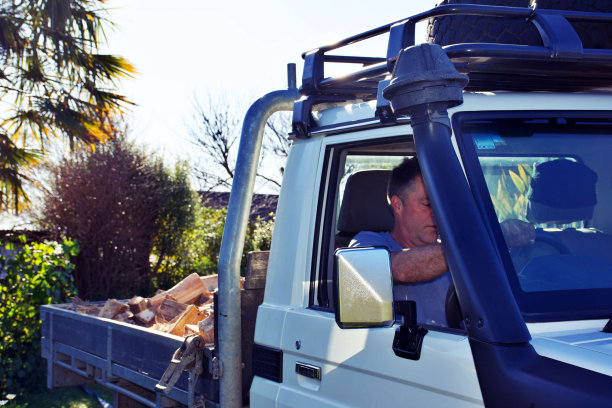 男子用木头倒车图片下载