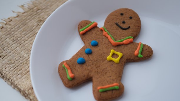 白盘子里放着姜面包。图片下载