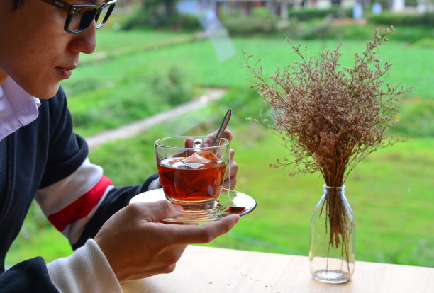 一个亚洲人在咖啡店里图片下载