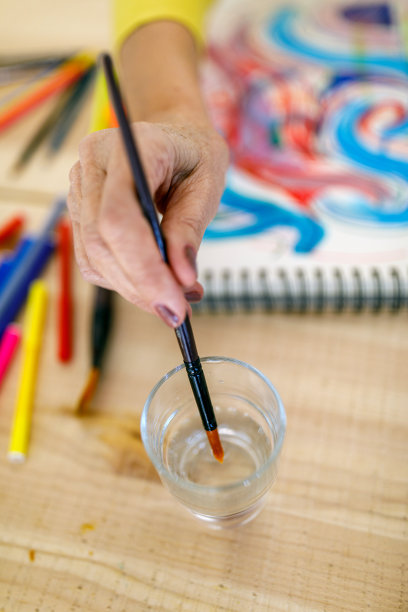 积极的高级艺术家妇女画一幅画图片下载