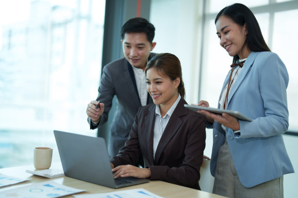 一群不同的商务人士在一个现代化的工作空间里使用笔记本电脑一起工作。图片下载
