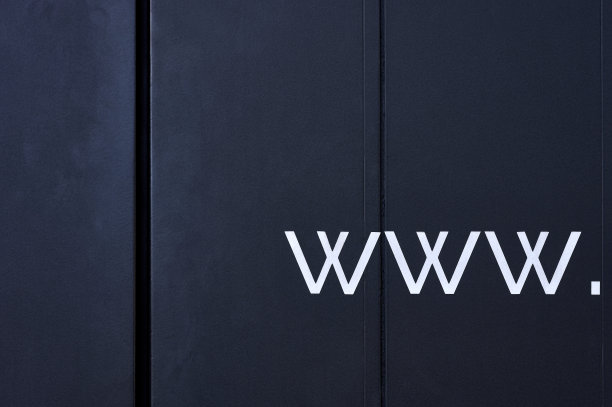 金属结构上的WWW铭文图片下载