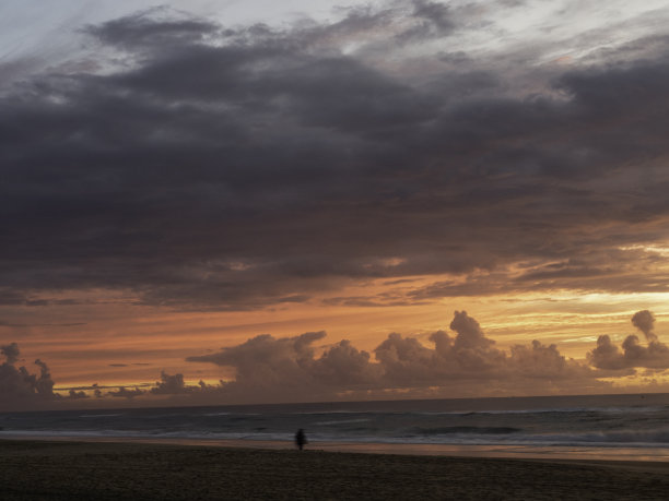 戏剧性的日出与色彩和云彩图片下载