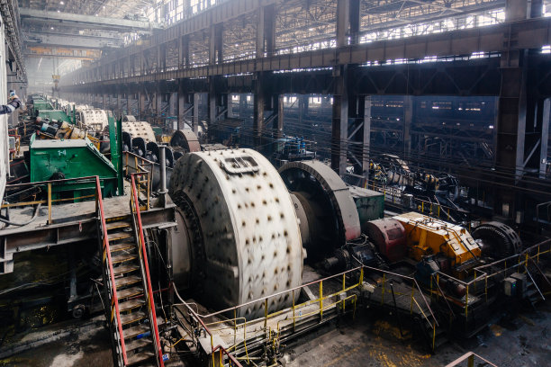 磨矿机在选矿厂研磨矿石图片下载