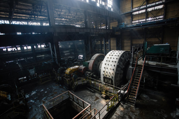 磨矿机在选矿厂研磨矿石图片下载