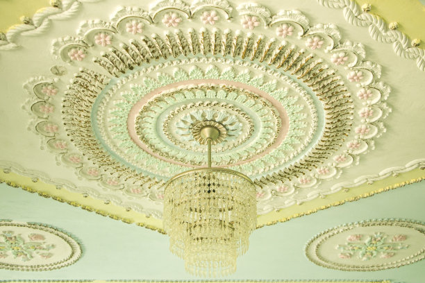 吊灯下的天花板上有灰泥。图片下载