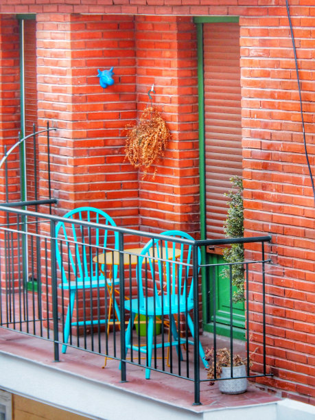 经典的公寓露台在马德里与椅子和桌子图片下载