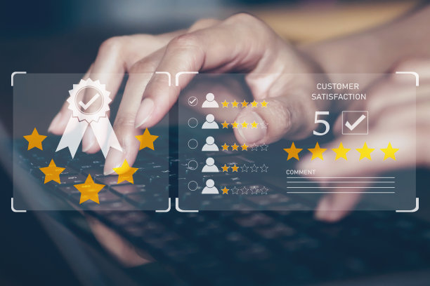 客户评价良好的评级概念，手按键盘，并在视觉屏幕上弹出五星图标，积极的客户反馈，推荐和证词，用户评论和反馈进行审查。图片下载