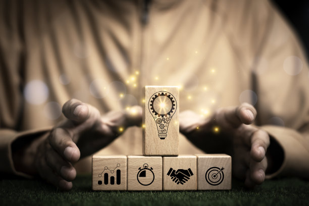 商人手持木块立方体，标志着商业的成功。做生意的目的克服挑战走向目标，赢得胜利。可持续商业融资行动计划图片下载