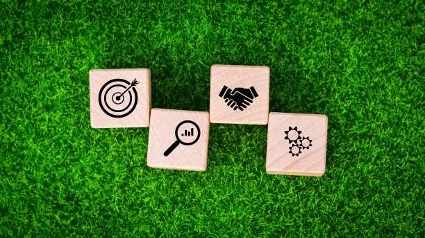 商人手持木块立方体，标志着商业的成功。做生意的目的克服挑战走向目标，赢得胜利。可持续商业融资行动计划图片下载