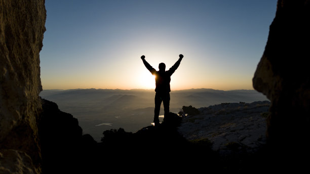 攀登高峰，点燃喜悦:登顶成功的编年史图片下载