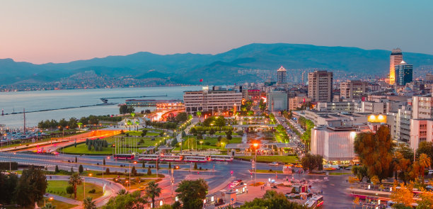 黄昏时分，从不同的街道俯瞰伊兹密尔城市全景——伊兹密尔是土耳其第三大城市。图片下载
